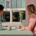 Zwei Frauen im Coaching-Gespräch - was bringt Coaching wirklich bei beruflichen Blockaden